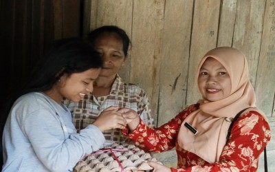Ny. SUMARAH MUSLIM SALURKAN BANTUAN SEMBAKO DARI DWP SOLSEL KEPADA MASYARAKAT SBJ